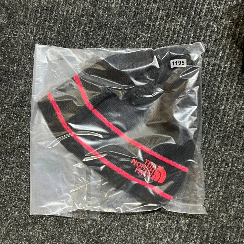 The North Face Beanie Unisex OS Black Red Striped Wool Fleece Lined Winter Hat